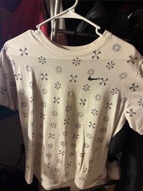 Nike Men’s White Short-Sleeve Graphic Tee with Black Accents